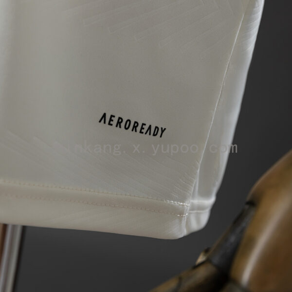 Camiseta Flamengo 2023/24 Tercera — detalle escudo y logo Adidas