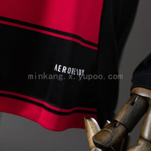 Camiseta Flamengo 2023/24 Local — detalle escudo