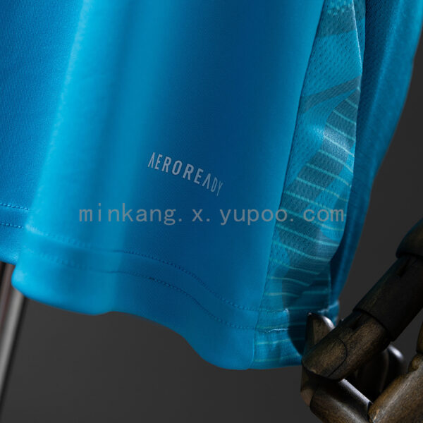 Camiseta Flamengo Actual Entrenamiento — detalle de escudo y logo