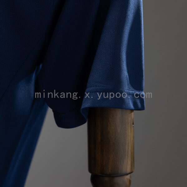 Camiseta Flamengo 2024 Entrenamiento — detalle escudo CRF y logo Adidas en pecho