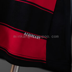 Camiseta Flamengo 2024/25 Local Mujer — detalle escudo