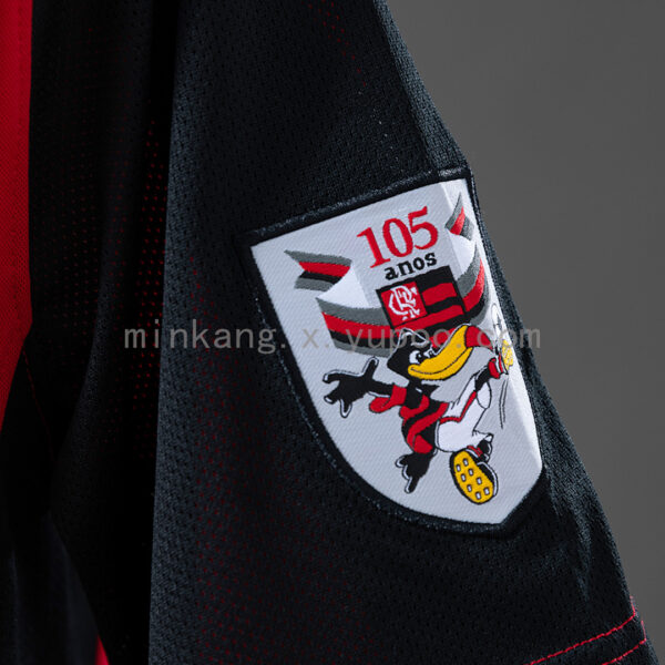 Camiseta Flamengo 1999/2000 Retro Local — detalle escudo