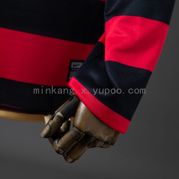 Camiseta Flamengo 2023/24 Local Manga Larga — detalle escudo