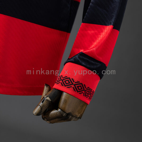 Camiseta Flamengo 2019/20 Local Manga Larga — detalle escudo