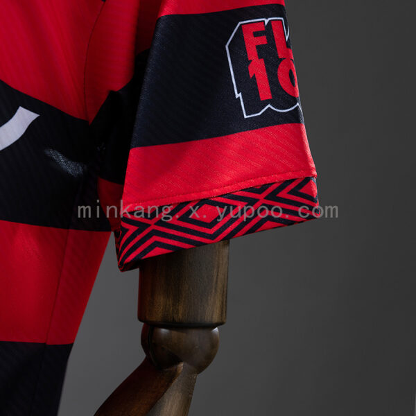 Camiseta Flamengo 1995/96 Retro Local — detalle escudo