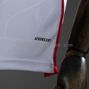 Camiseta Flamengo 2023/24 Visita Mujer — detalle escudo