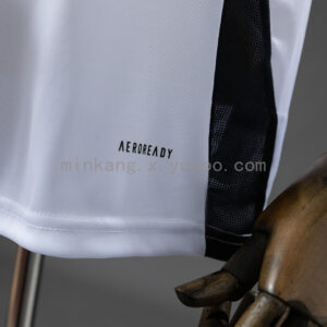 Camiseta Flamengo 2023 Visita — detalle del escudo y logo Adidas