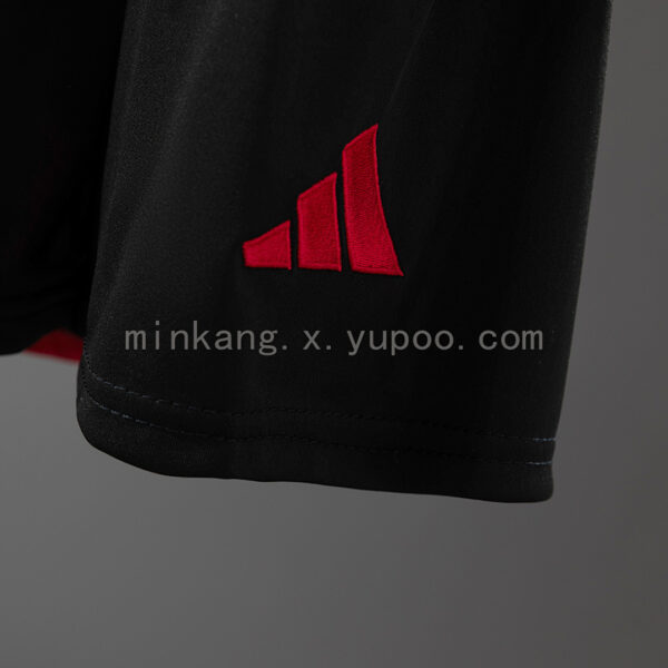 Camiseta Flamengo 2023/24 Visita — detalle del escudo y logo Adidas en el pecho