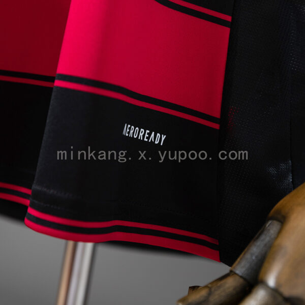 Camiseta Flamengo 2023/24 Local — detalle escudo