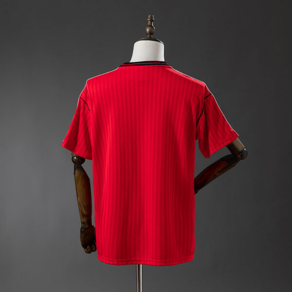 Camiseta Flamengo 1988 Retro Alternativa — detalle cuello y hombro izquierdo