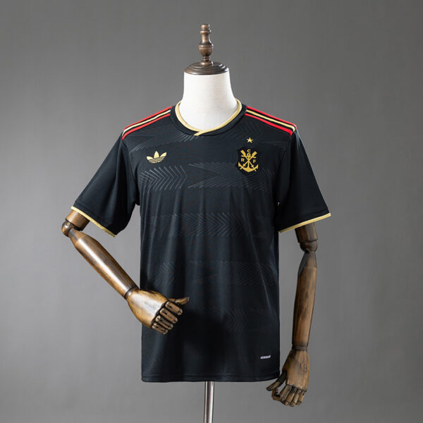 Camiseta Flamengo 2024 Edición Especial — detalle escudo y logo Adidas