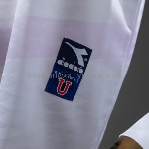 Camiseta Universidad de Chile 1996 Retro Local - detalle puño y marca inferior