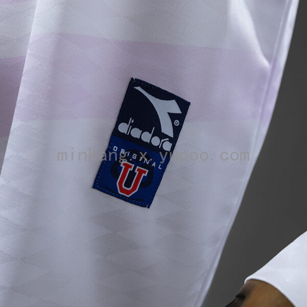Camiseta Universidad de Chile 1996 Retro Local - detalle puño y marca inferior
