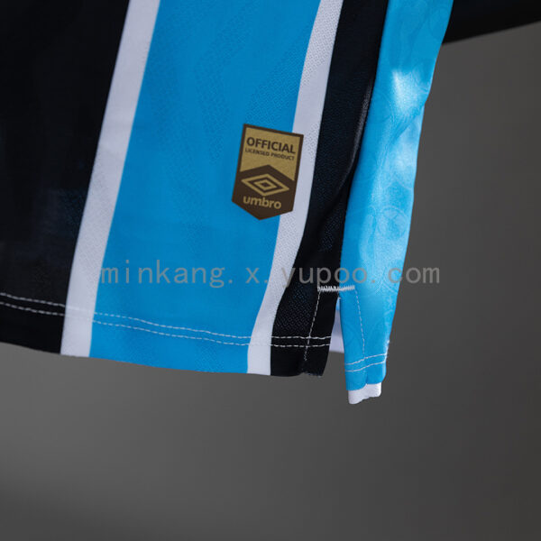 Camiseta Grêmio 2024/25 Local Versión Jugador – detalle del escudo y logo Umbro