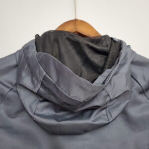 Camiseta Grêmio Cortaviento 2023/24 – detalle capucha y hombro izquierdo