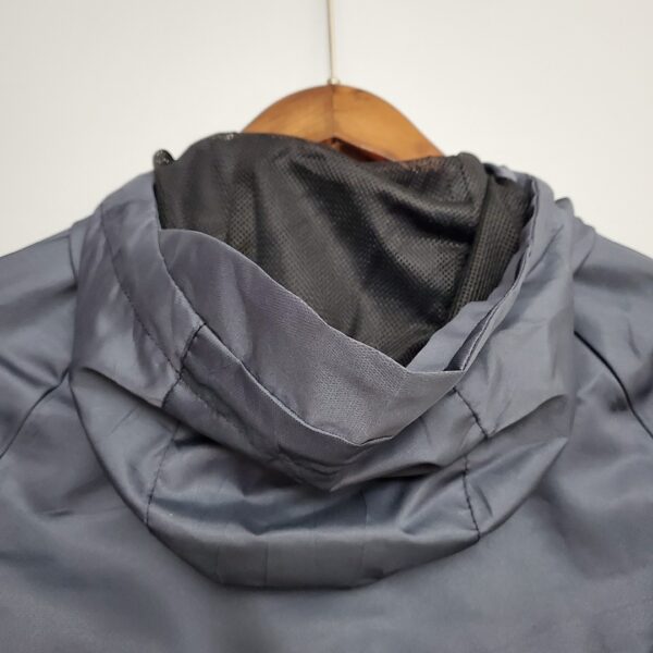 Camiseta Grêmio Cortaviento 2023/24 – detalle capucha y hombro izquierdo