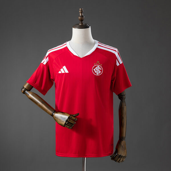 Camiseta Internacional 2023/24 Local — detalle escudo y estrellas