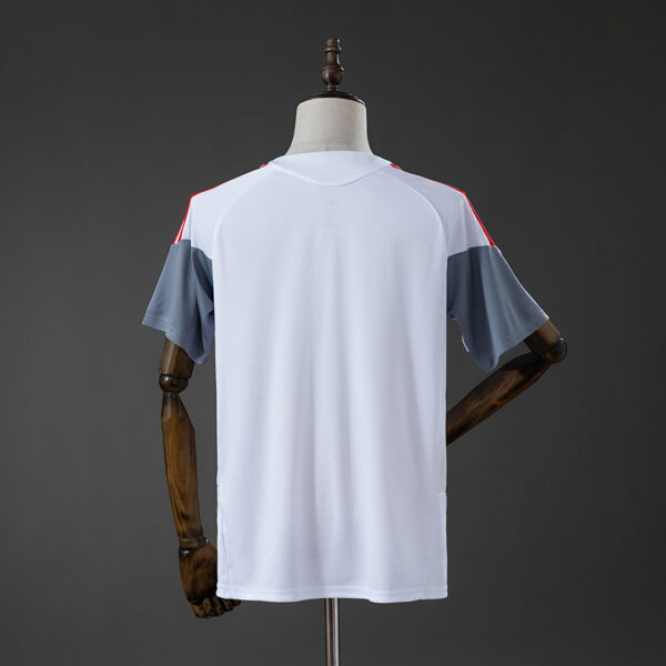 Camiseta Internacional 2024 Entrenamiento — detalle escudo