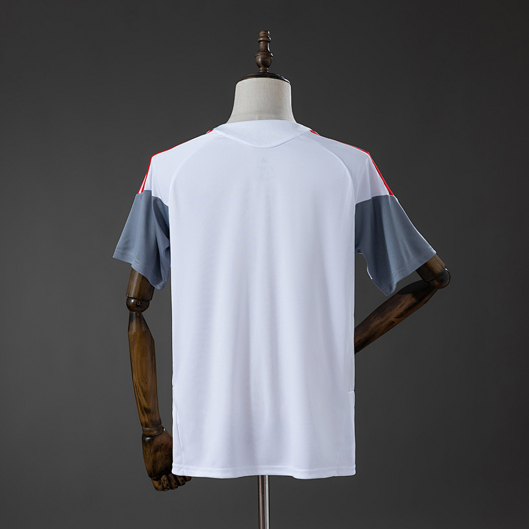 Camiseta Internacional 2024 Entrenamiento — detalle escudo