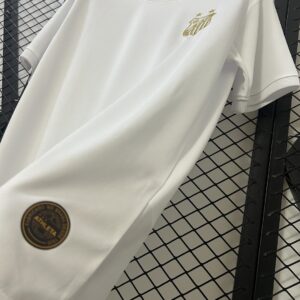 Camiseta Santos 2024 Edición Especial Blanca — detalle escudo bordado