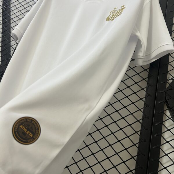 Camiseta Santos 2024 Edición Especial Blanca — detalle escudo bordado