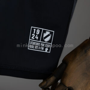 Camiseta Vasco da Gama 2024 Pre-Partido — detalle escudo