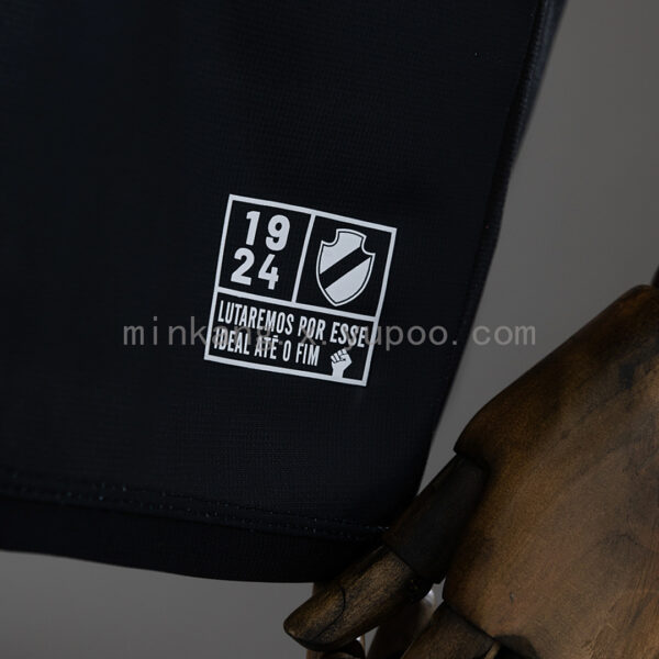 Camiseta Vasco da Gama 2024 Pre-Partido — detalle escudo
