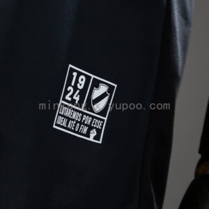 Camiseta Vasco da Gama 2023/24 Pre-Partido — detalle escudo del club y fecha '7 DE ABRIL DE 1824'