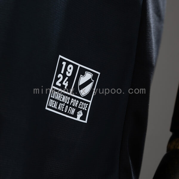 Camiseta Vasco da Gama 2023/24 Pre-Partido — detalle escudo del club y fecha '7 DE ABRIL DE 1824'