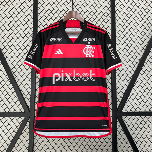 Camiseta Flamengo 2023/24 Local — detalle escudo