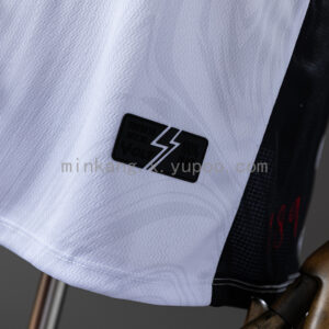 Camiseta Vitoria 2023/24 Visita — detalle del escudo oficial del club