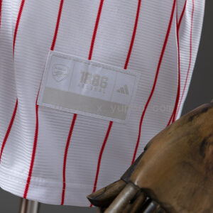 Camiseta Arsenal 2024/25 Local - detalle escudo