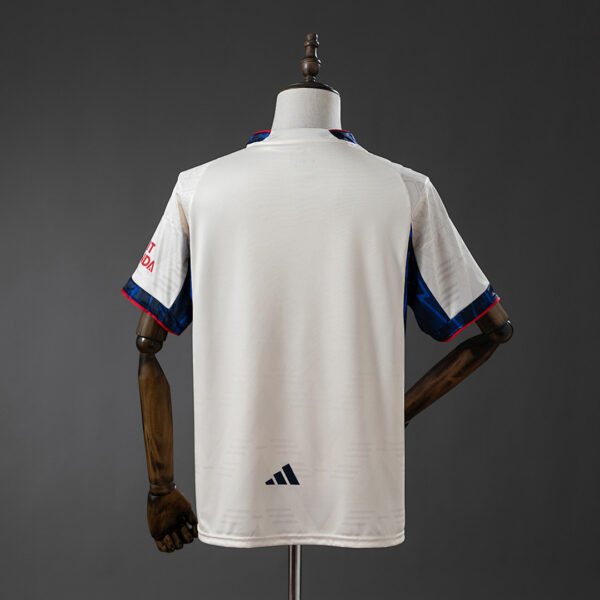 Camiseta Arsenal 2023/24 Pre-Partido - detalle escudo