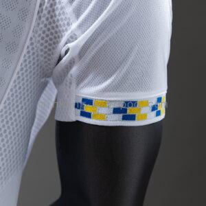 Camiseta Leeds United 2024/25 Local - detalle franjas Adidas y cuello