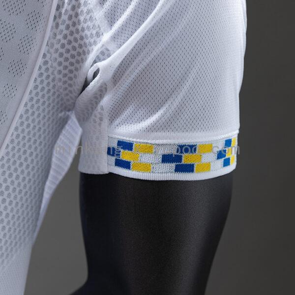 Camiseta Leeds United 2024/25 Local - detalle franjas Adidas y cuello