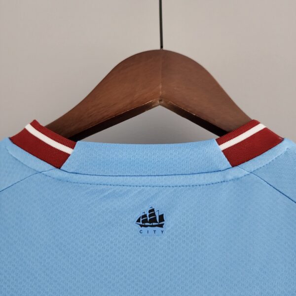 Camiseta Manchester City 2023/24 Local - detalle hombro y escudo