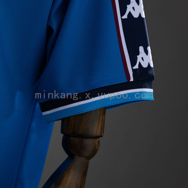 Camiseta Manchester City 1997/98 Retro Local - detalle del cuello y logo Kappa