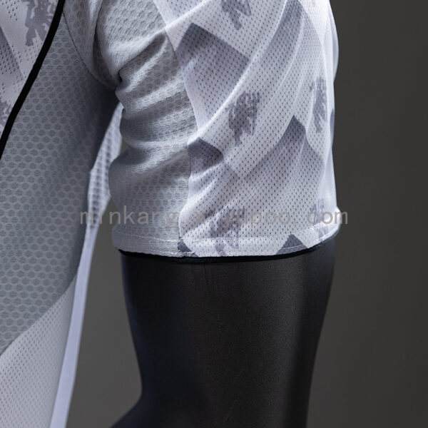 Camiseta Manchester United 1990/92 Visita Retro - detalle del escudo del club en el pecho