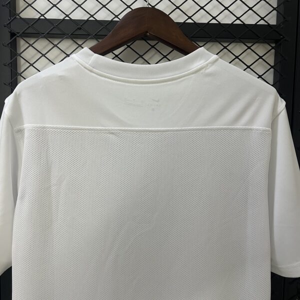 Camiseta Tottenham Hotspur 2024/25 Pre-Partido Edición Especial - detalle del cuello y escudo del Tottenham