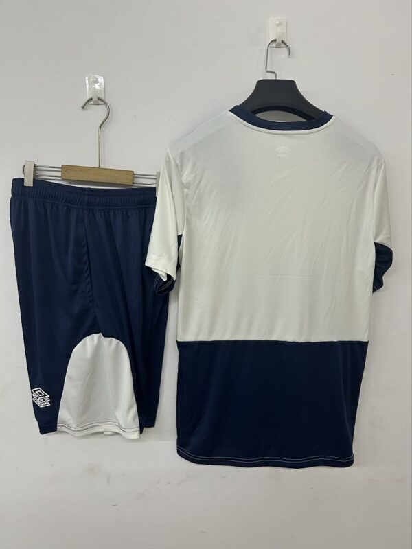 Camiseta West Ham United 2023/24 Entrenamiento - vista trasera y shorts