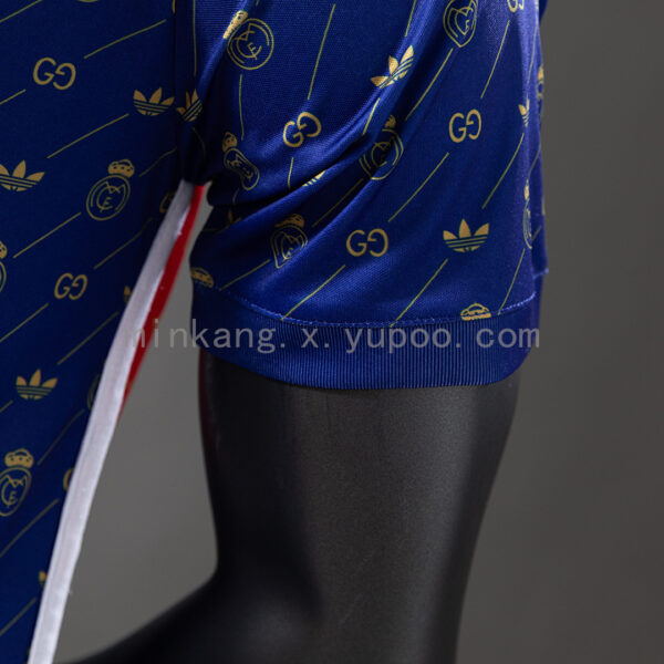 Camiseta Real Madrid 2022/23 Local Version Jugador — detalle logo Adidas