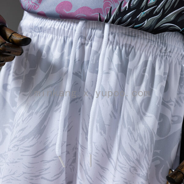 Camiseta Real Madrid Edición Especial Dragón Blanco y Rosa - detalle del escudo del club