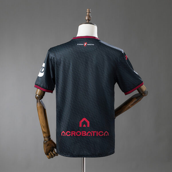 Camiseta Torino 2024/25 Tercera - detalle del sponsor principal Suzuki