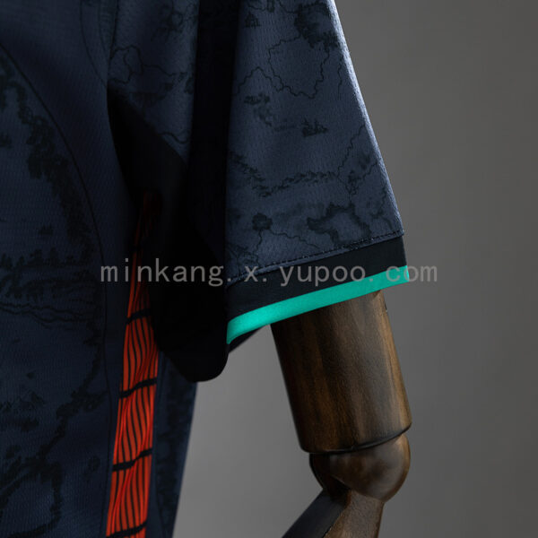 Camiseta Venezia 2024/25 Local - detalle puño y lateral verde esmeralda en lado derecho