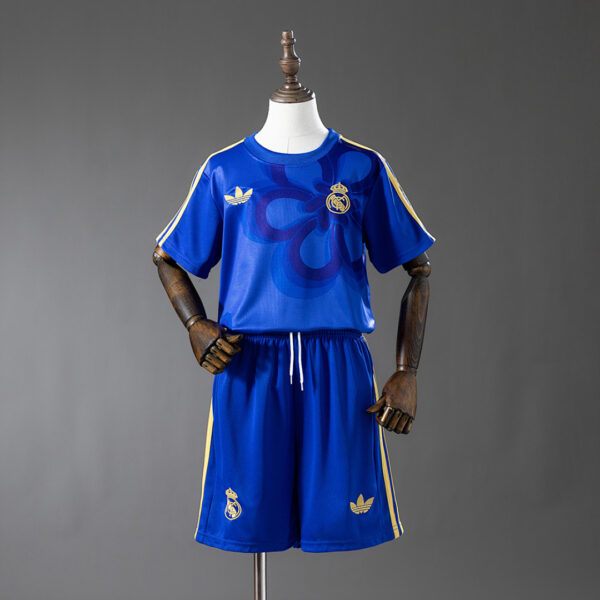 Camiseta Real Madrid 2024/25 Tercera Niño — detalle logo Adidas