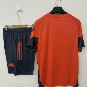 Camiseta Bayern Munich 2024/25 Entrenamiento Manga Larga - detalle escudo y logo Adidas