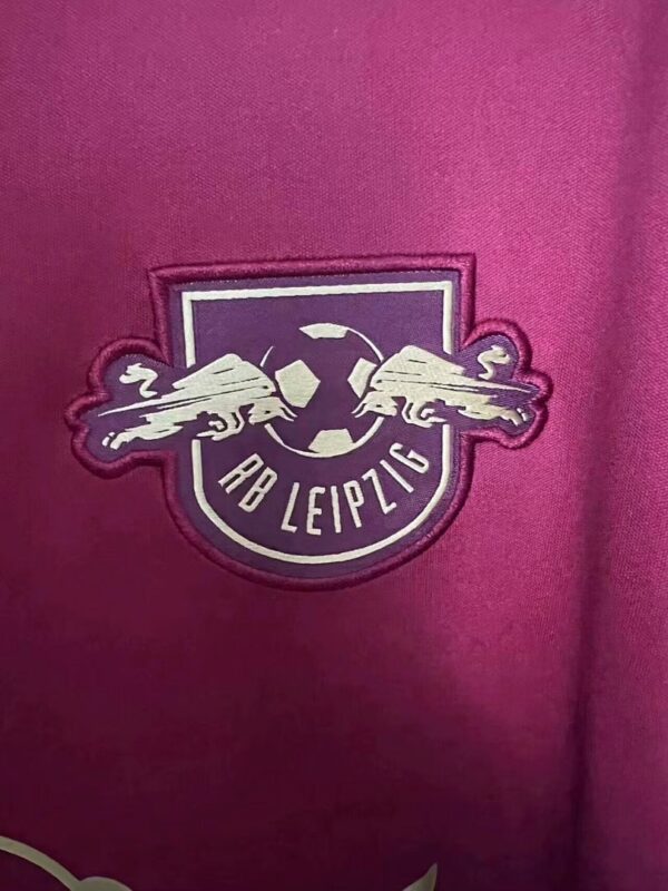 Camiseta RB Leipzig 2023/24 Local - detalle dobladillo inferior