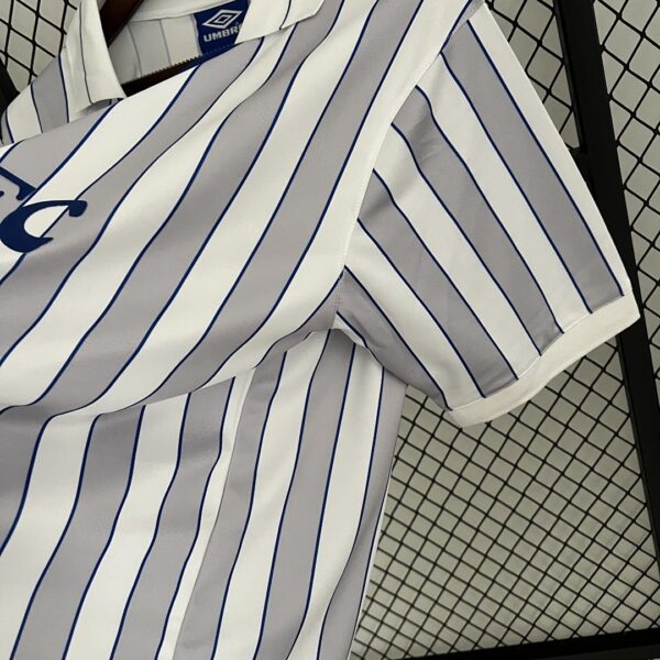 Camiseta Everton 1990 Retro Local - detalle marca Umbro en pecho