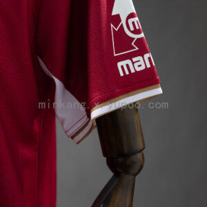 Camiseta Real Murcia 2023/24 Local — detalle manga con ribete blanco
