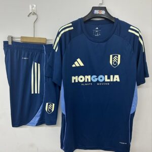 Camiseta Fulham 2023/24 Entrenamiento - detalle logo Adidas en el pecho